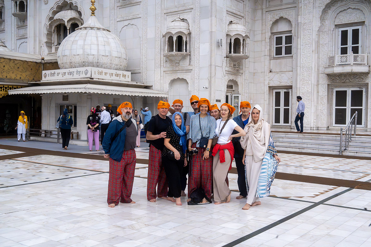 Grupa uczestnik&oacute;w fotowyprawy na dziedzińcu świątyni w Indiach