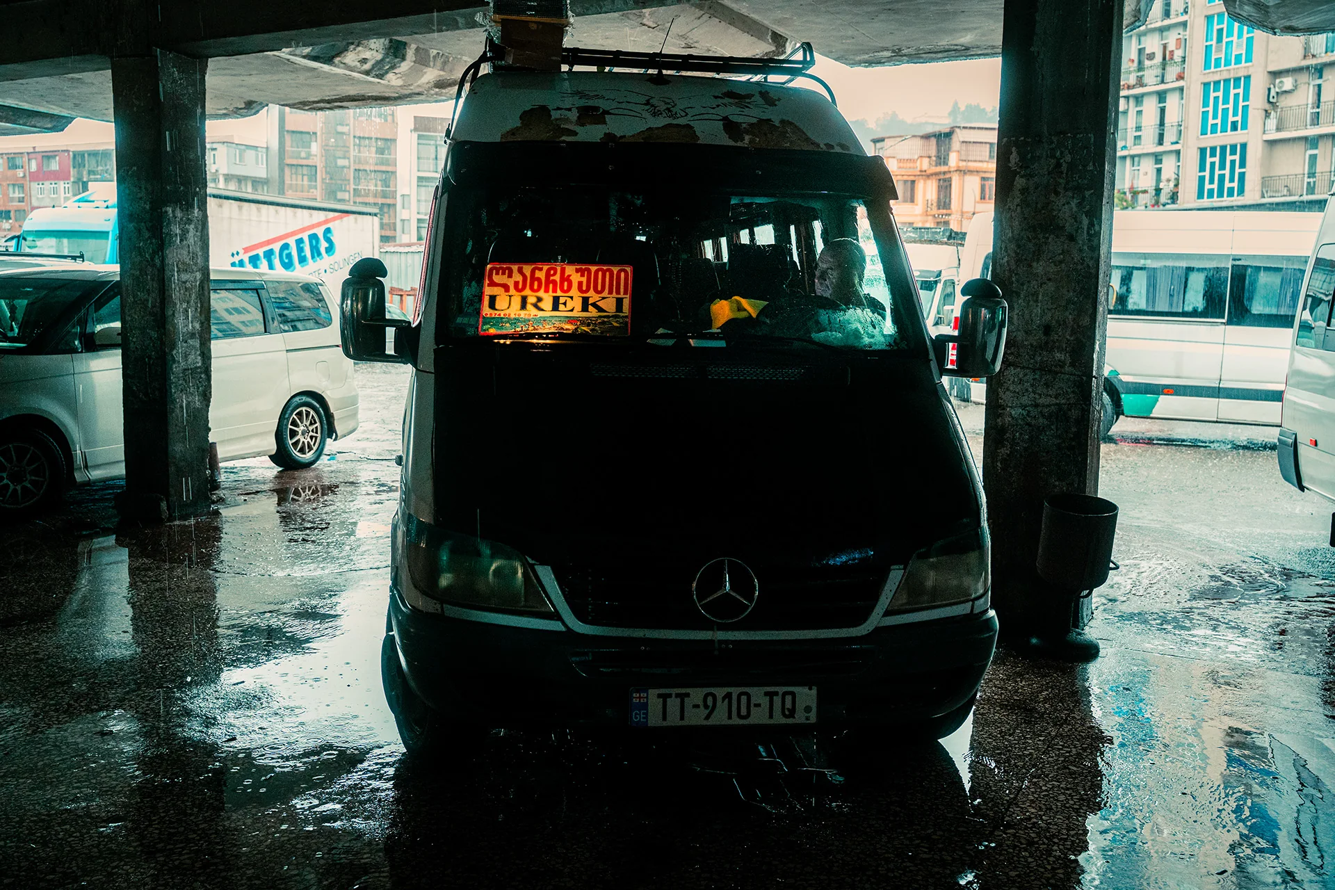 Marszrutka do Ureki w strugach deszczu w Batumi