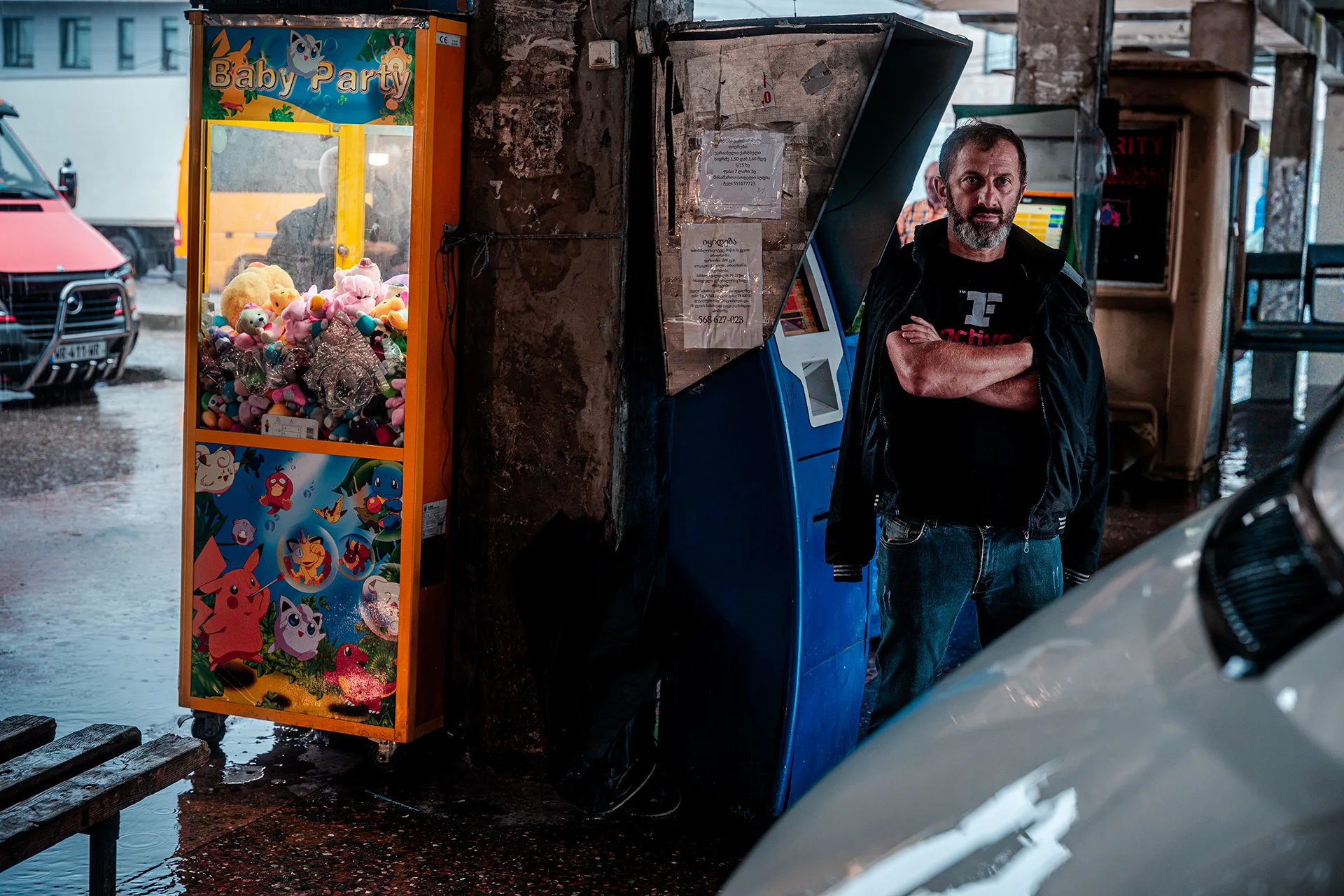 Mężczyzna przy automatach pod wiatą dworca w Batumi