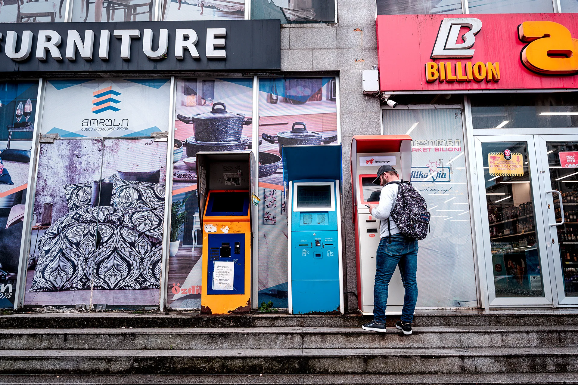 Bankomaty i sklepy na ulicy w Batumi