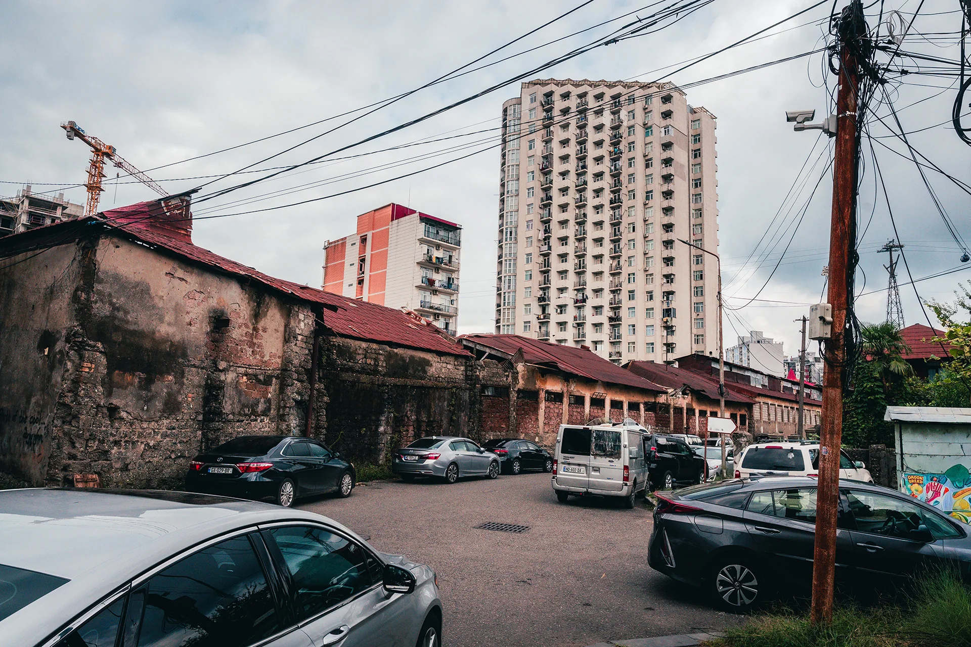 Stare zabudowania i wieżowiec w tle w Batumi
