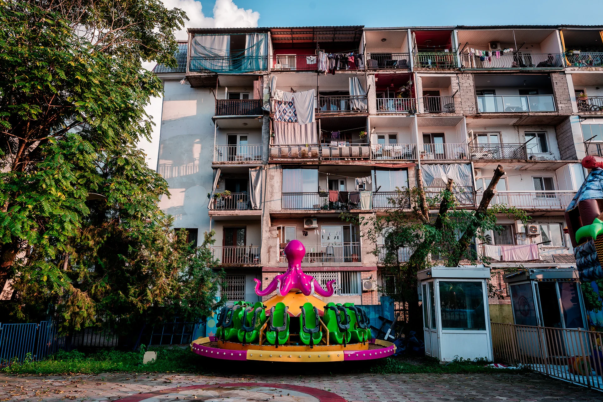 Karuzela z ośmiornicą pod blokiem w Batumi
