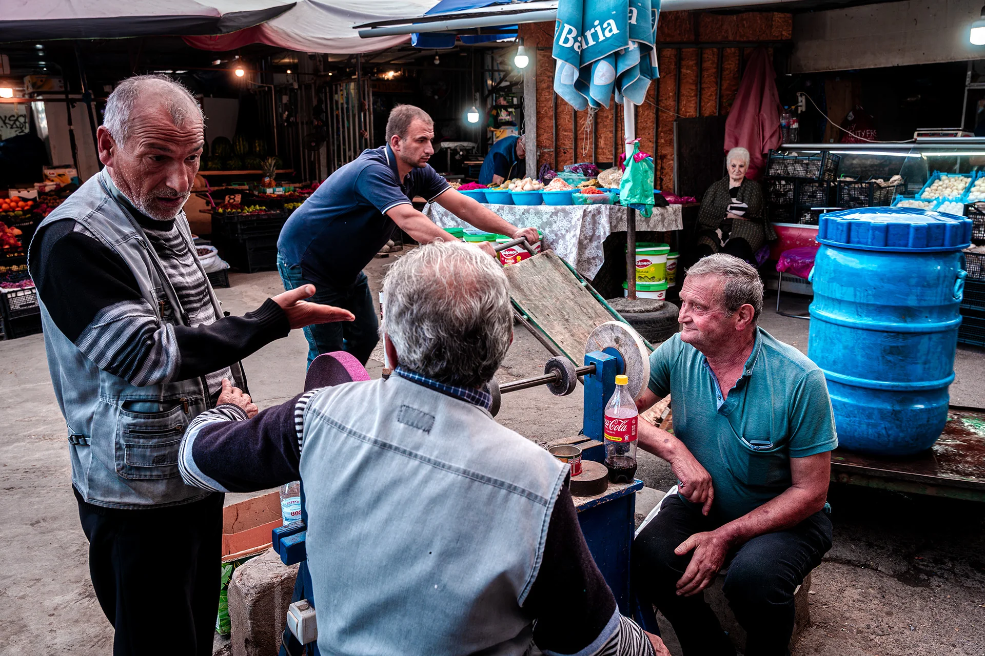 Kupcy w rozmowie między straganami na Dezerter Bazaar w Tbilisi