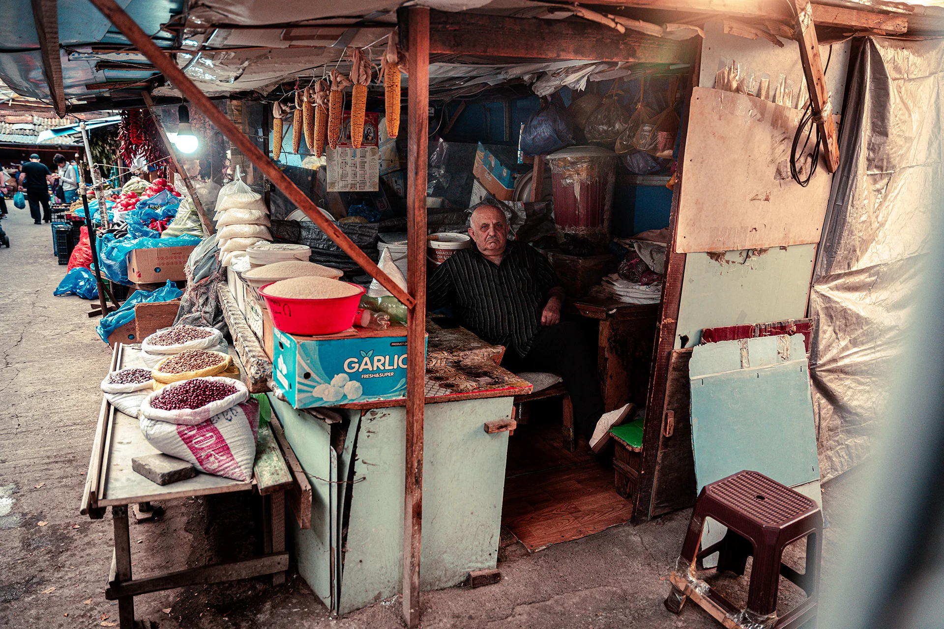 Sprzedawca przy straganie z przyprawami na Dezerter Bazaar w Tbilisi