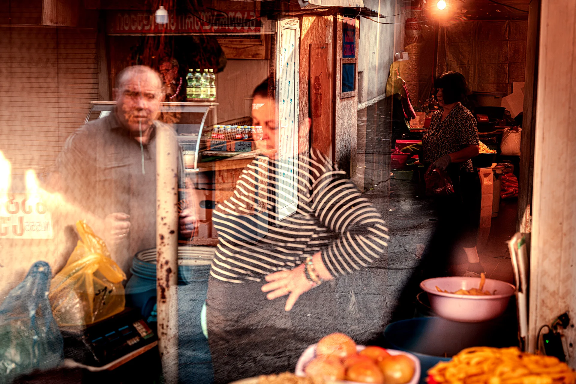 Sprzedawcy w kantorku za szybą na Dezerter Bazaar w Tbilisi