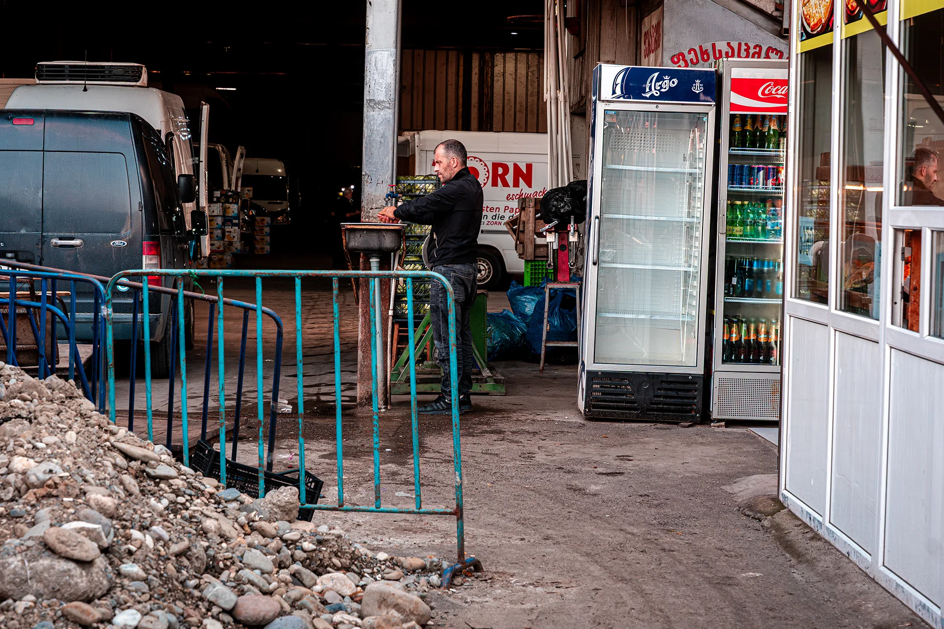 Zaplecze targu i sklepik z lodówkami na Dezerter Bazaar w Tbilisi