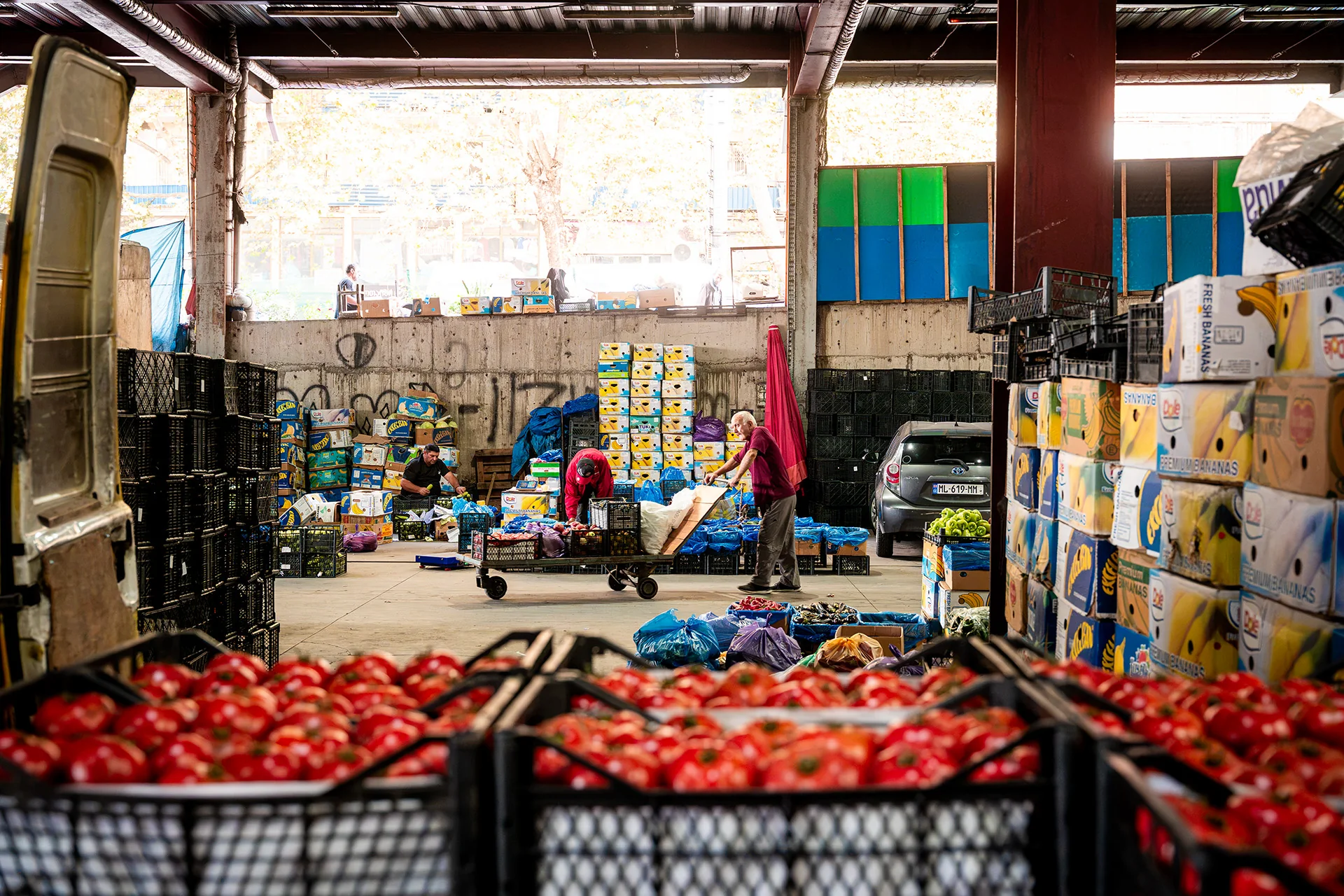 Skrzynki z pomidorami w hali na Dezerter Bazaar w Tbilisi