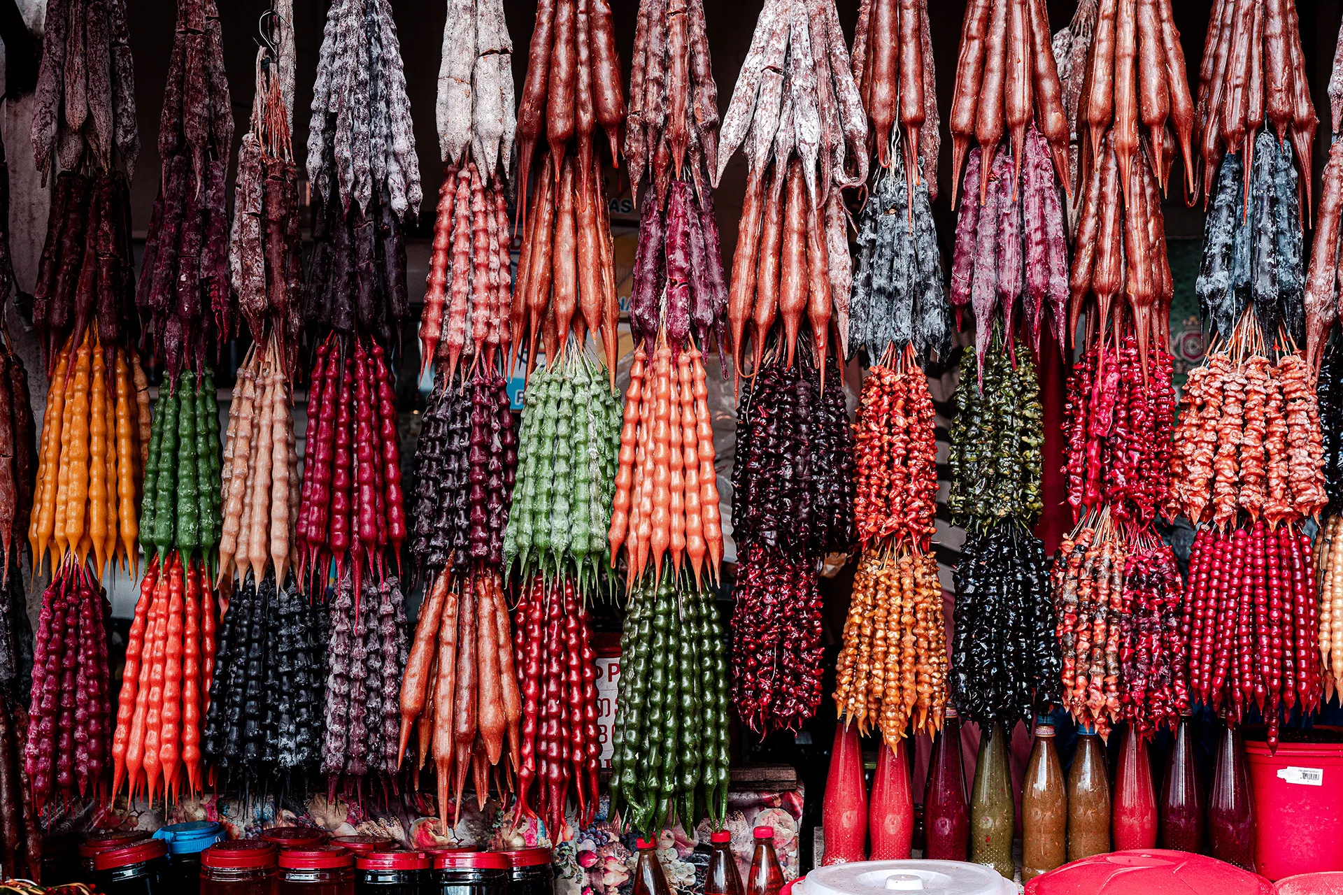 Kolorowe czurczchele na straganie na Dezerter Bazaar w Tbilisi