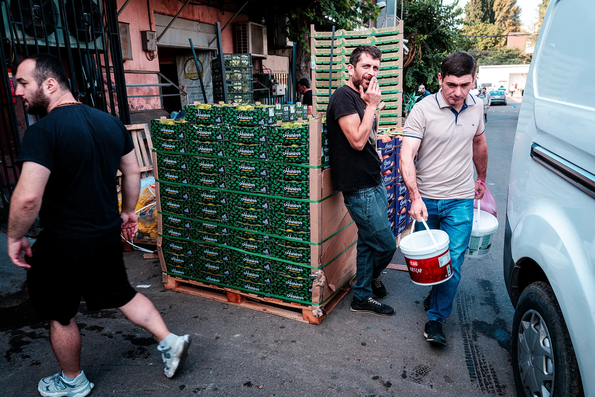 Tragarze przy palecie ze skrzynkami na Dezerter Bazaar w Tbilisi