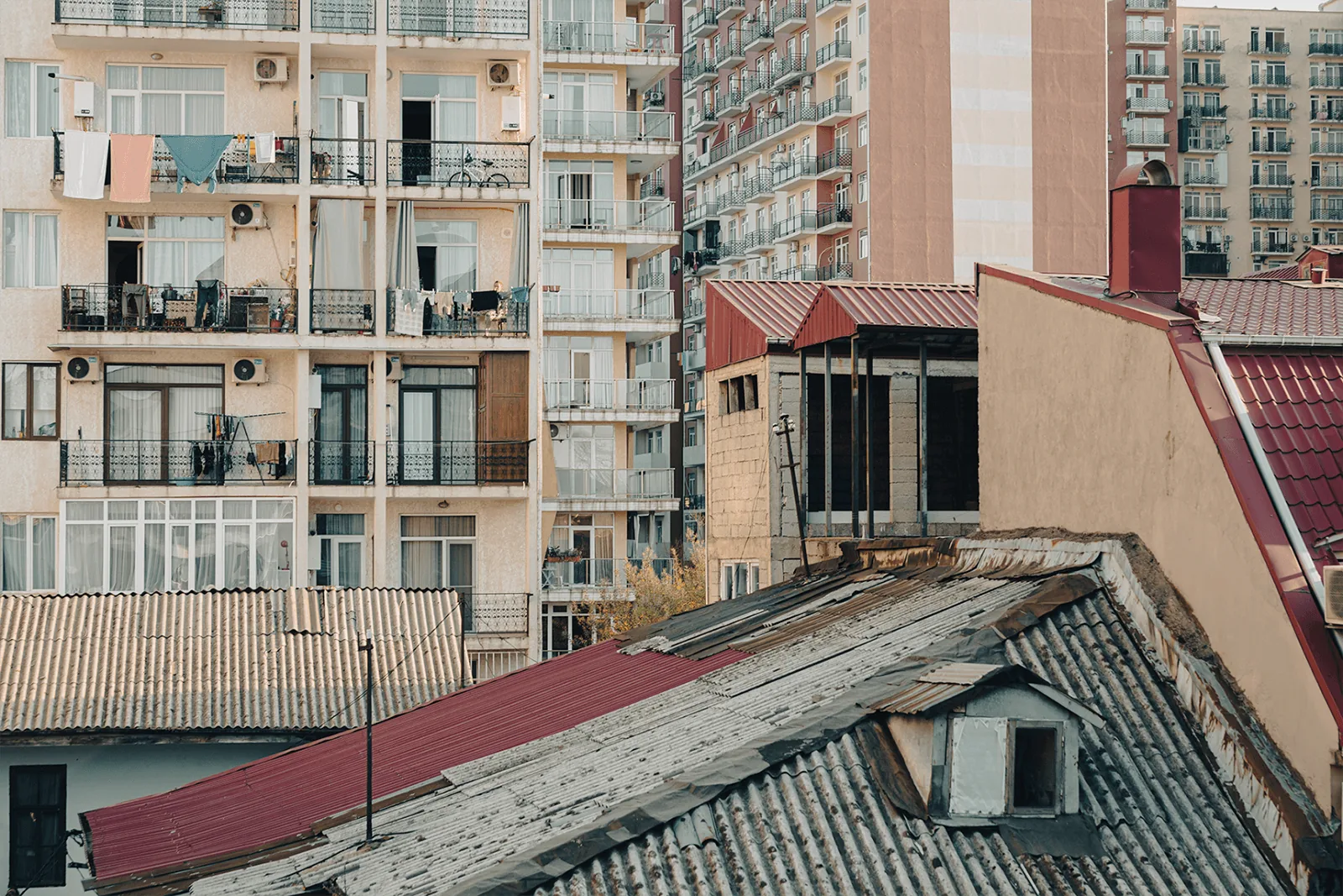 Batumi, balkony starszych domów na tle nowej zabudowy