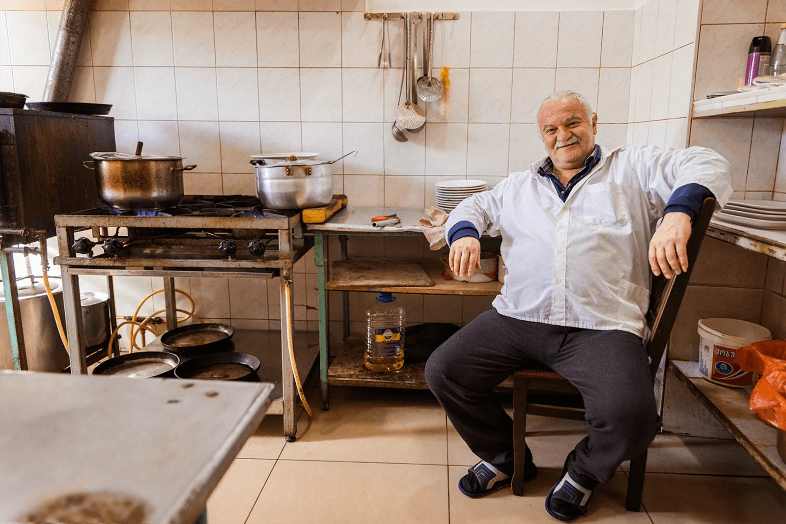 Kutaisi, kucharz w&nbsp;bazarowej jadłodajni