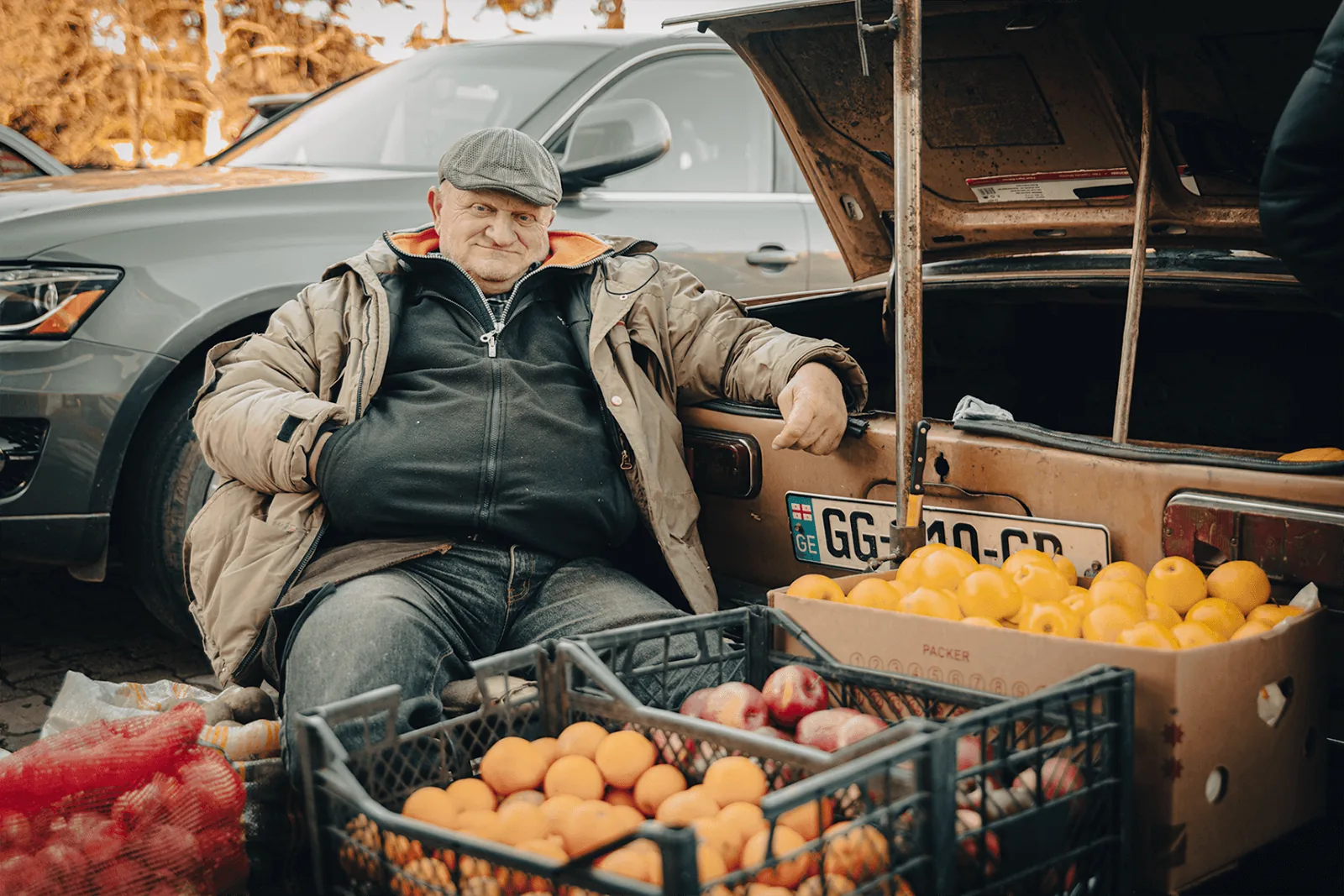 Kutaisi, sprzedaż owoców prosto z&nbsp;bagażnika samochodu