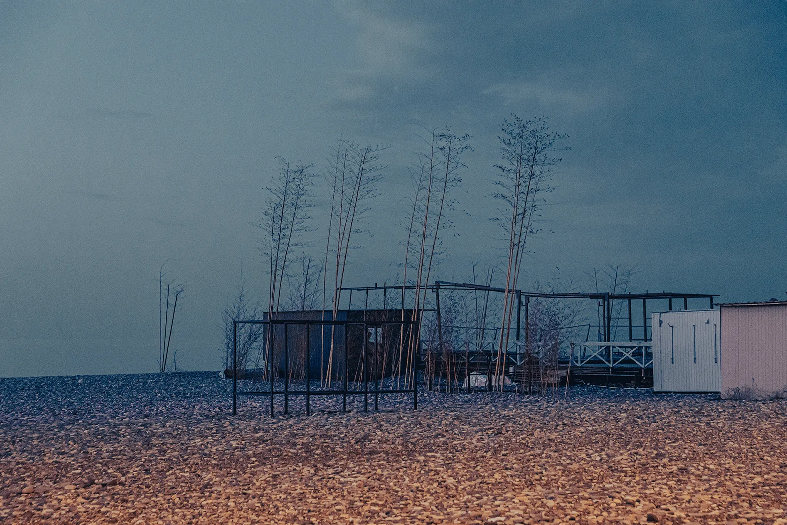Batumi, konstrukcja na plaży nad Morzem Czarnym o&nbsp;zmierzchu