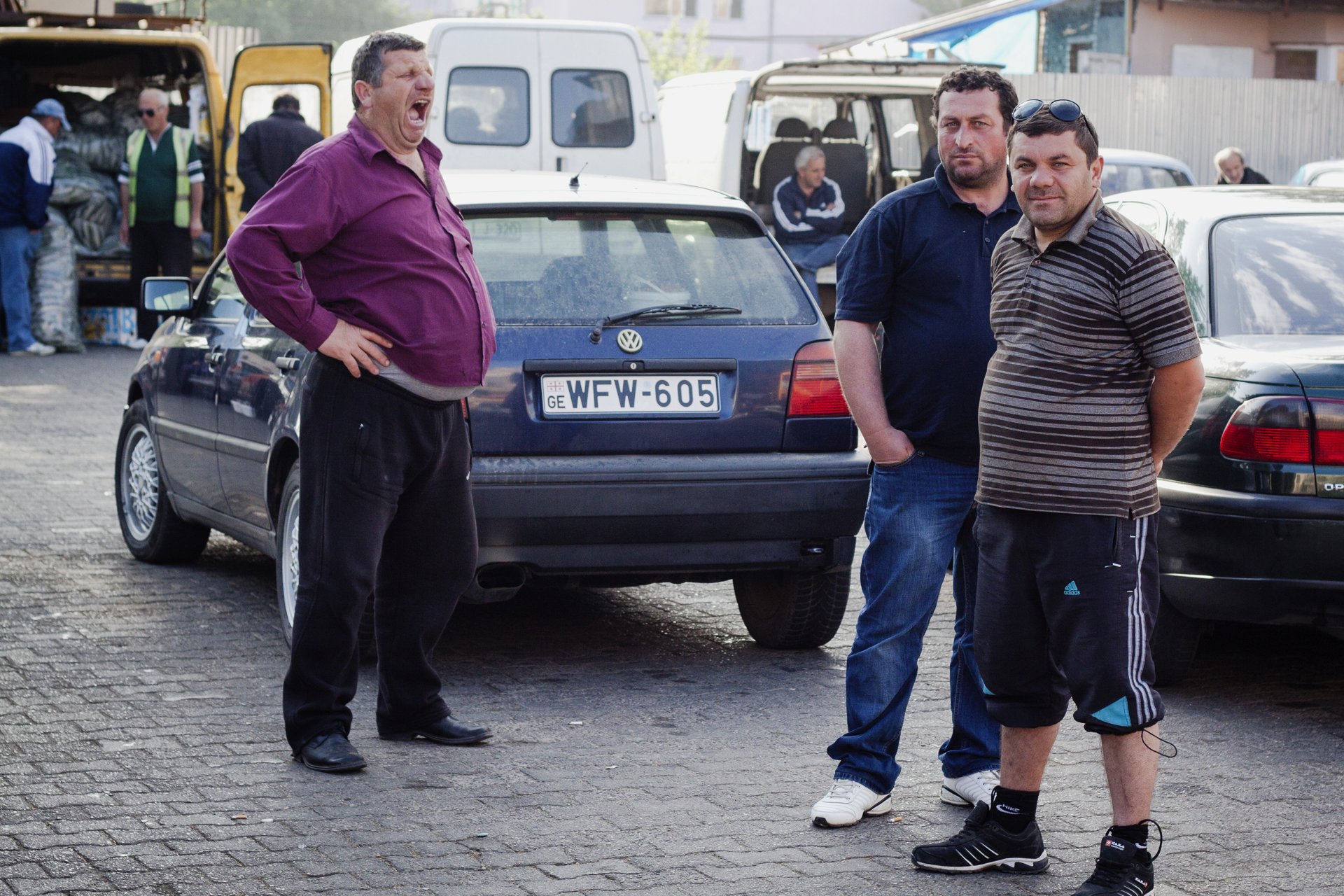 Kierowcy rozmawiający między samochodami w&nbsp;Batumi