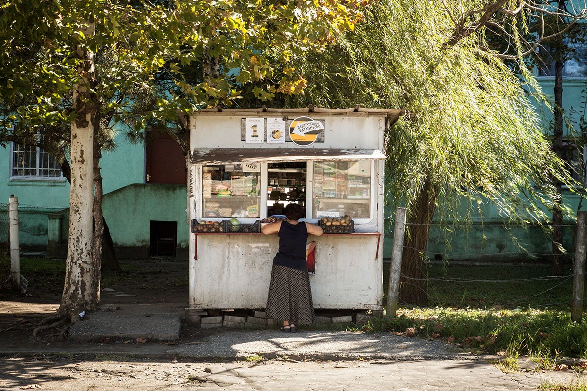 Kiosk osiedlowy w&nbsp;Batumi z&nbsp;klientką