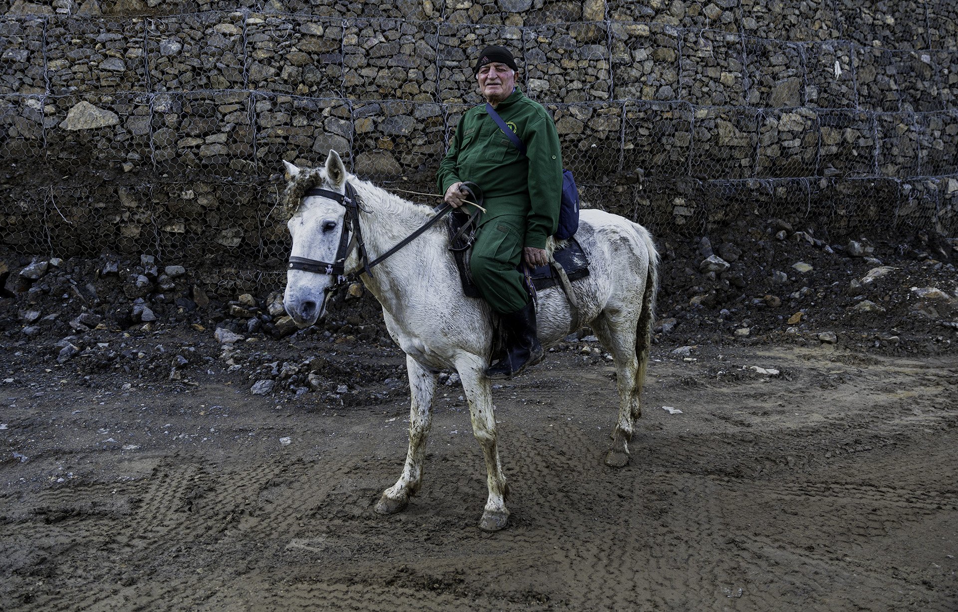 Mezczyzna na koniu przy drodze w&nbsp;gorach Adzarii
