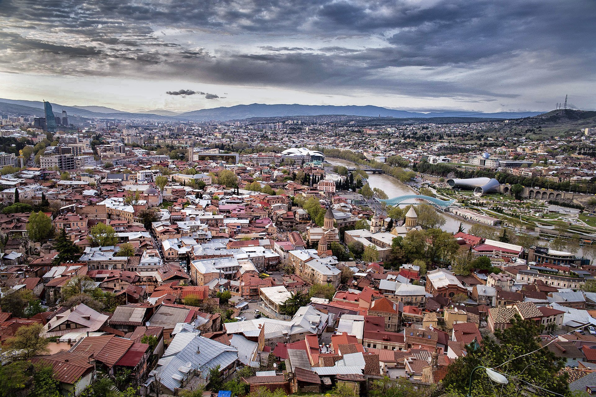 Panorama starego Tbilisi z&nbsp;Narikali, Mtkwari i&nbsp;Most Pokoju