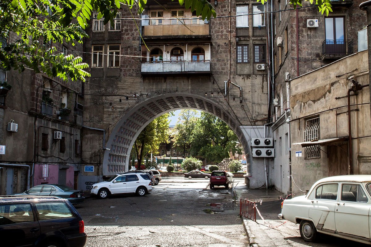 Łuk między kamienicami i&nbsp;podwórko w&nbsp;Tbilisi