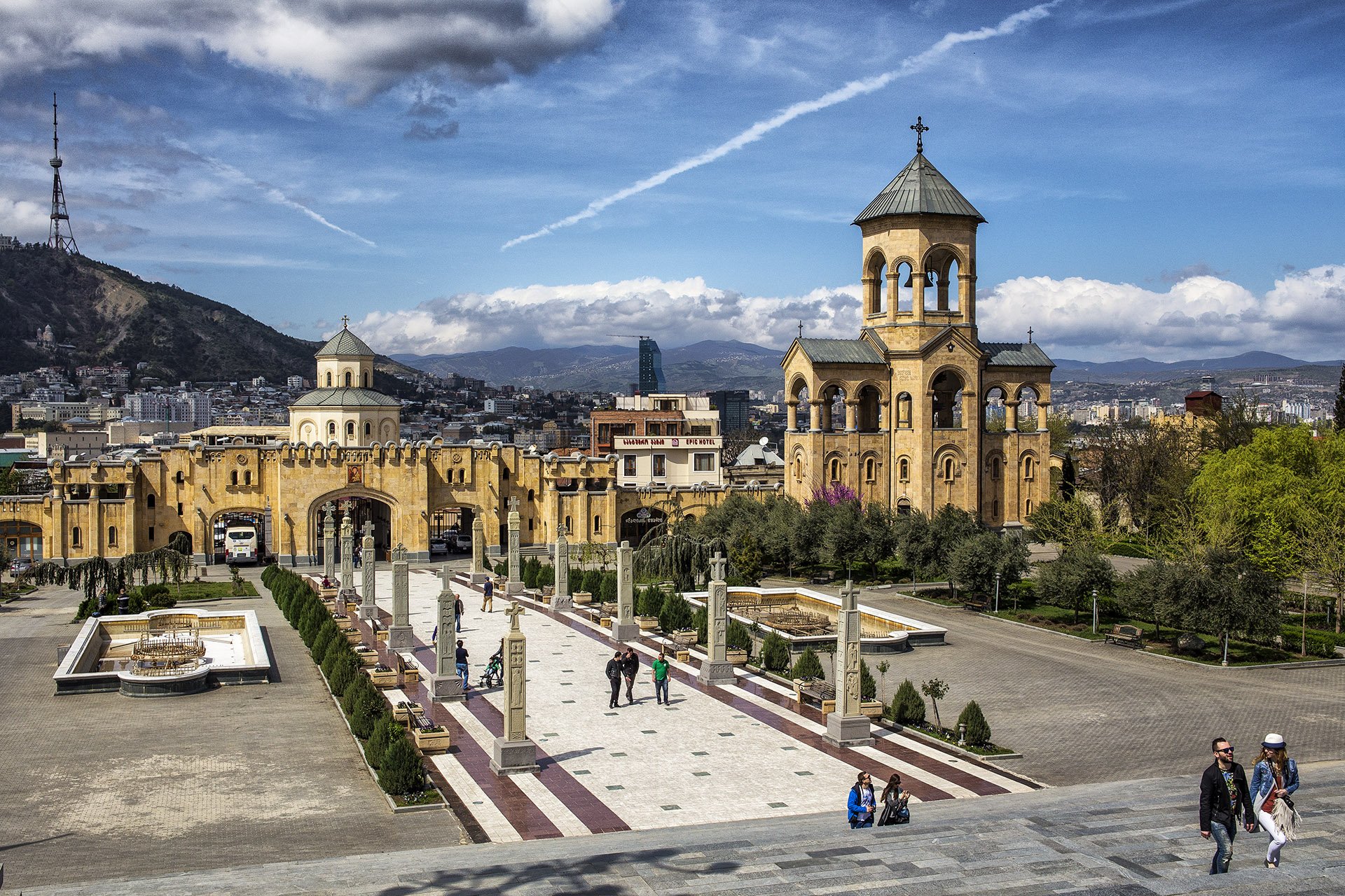 Katedra Sameba w&nbsp;Tbilisi i&nbsp;plac przed nia
