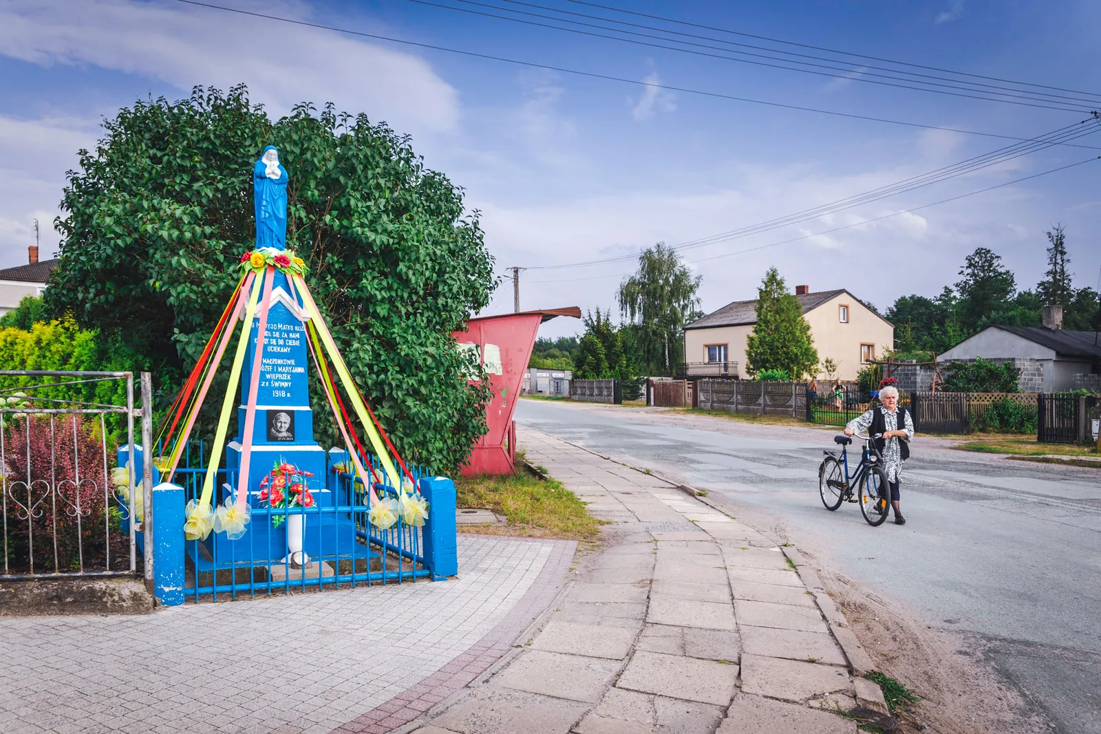 Kapliczka z piaskowca z 1918 roku przy skrzyżowaniu z drogą na Sitowę, Ogonowice