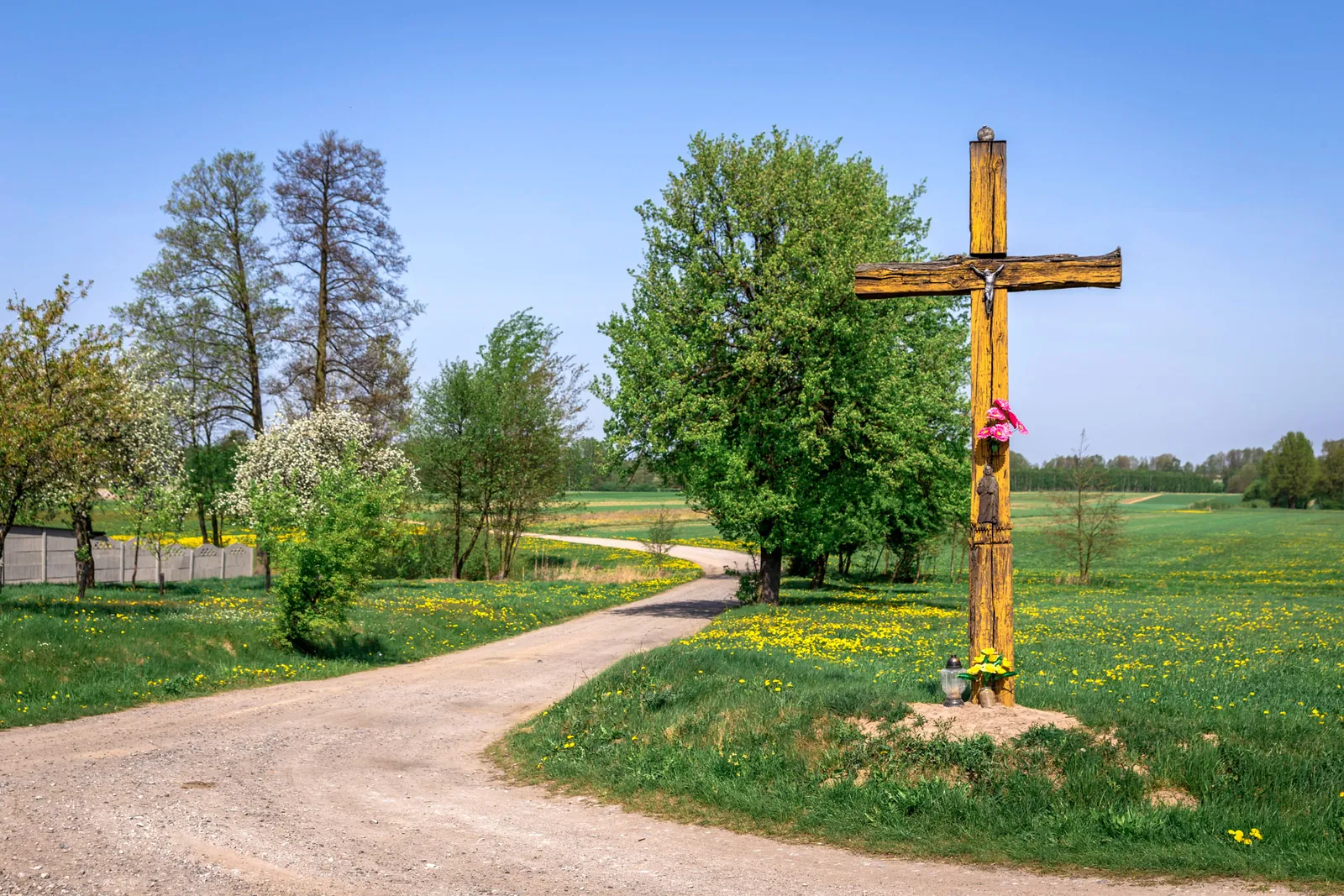Drewniany krzyż przy drodze, gmina Opoczno