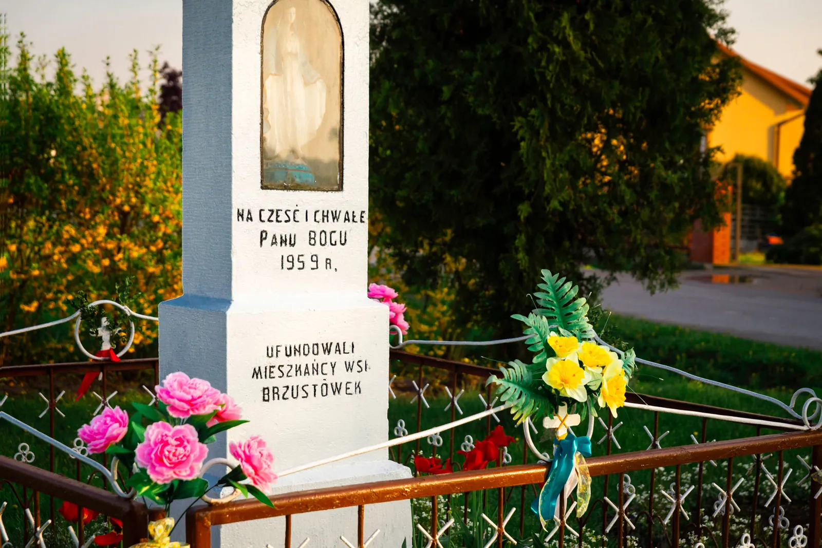 Kapliczka z 1959 roku przy krzyżu pożegnalnym w Brzustówku, napis fundatorów