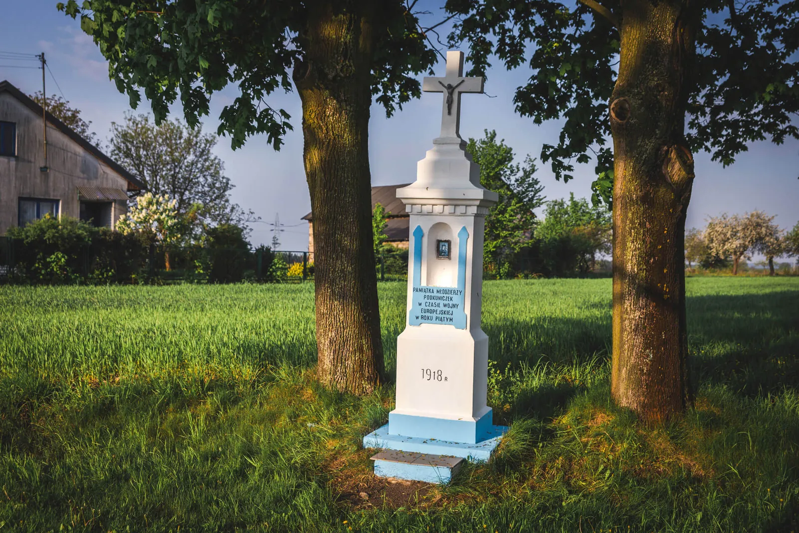 Kapliczka z 1918 roku ufundowana przez młodzież z Podkuniczek, Ziębów