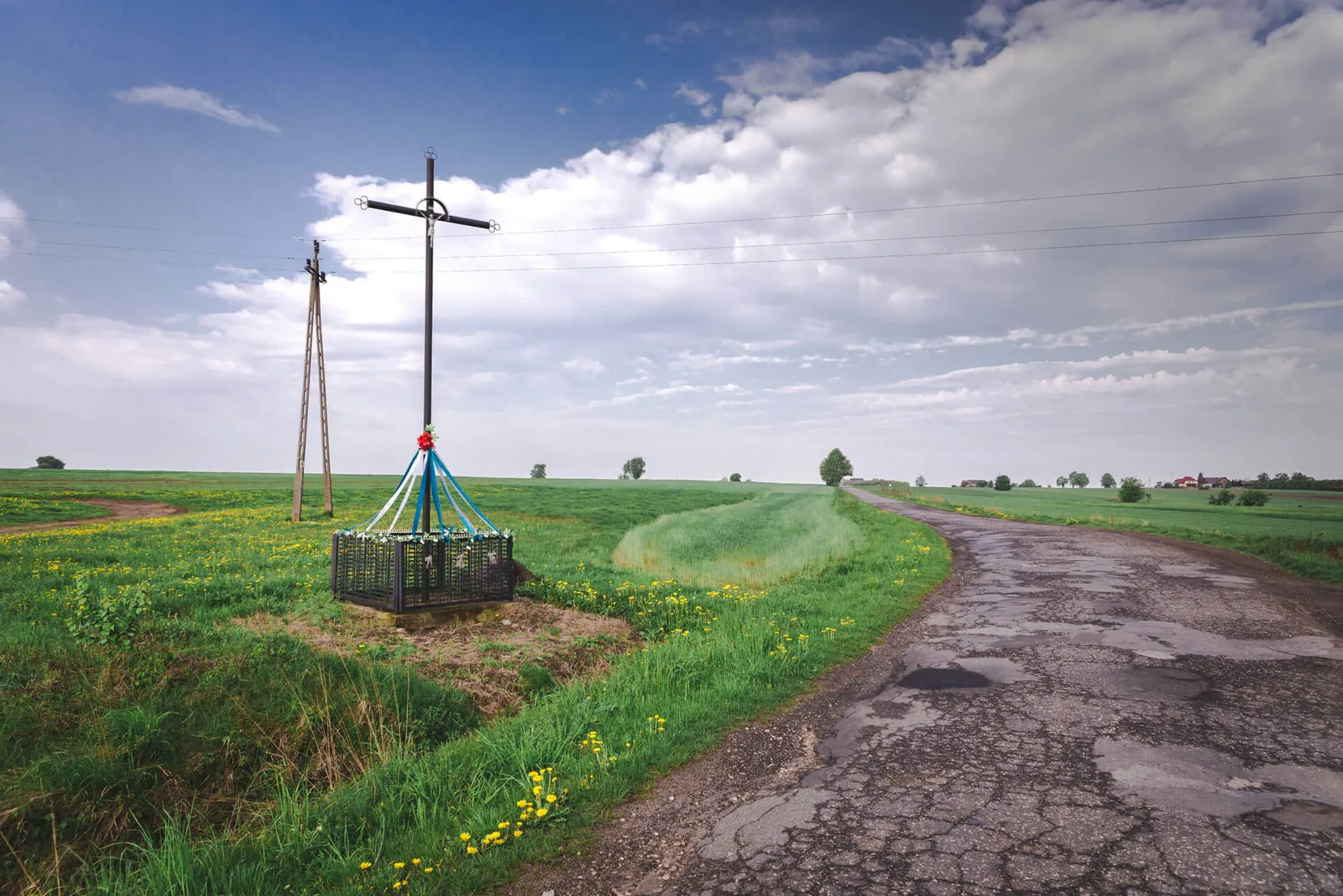 Krzyż pożegnalny przy polnej drodze, gmina Opoczno