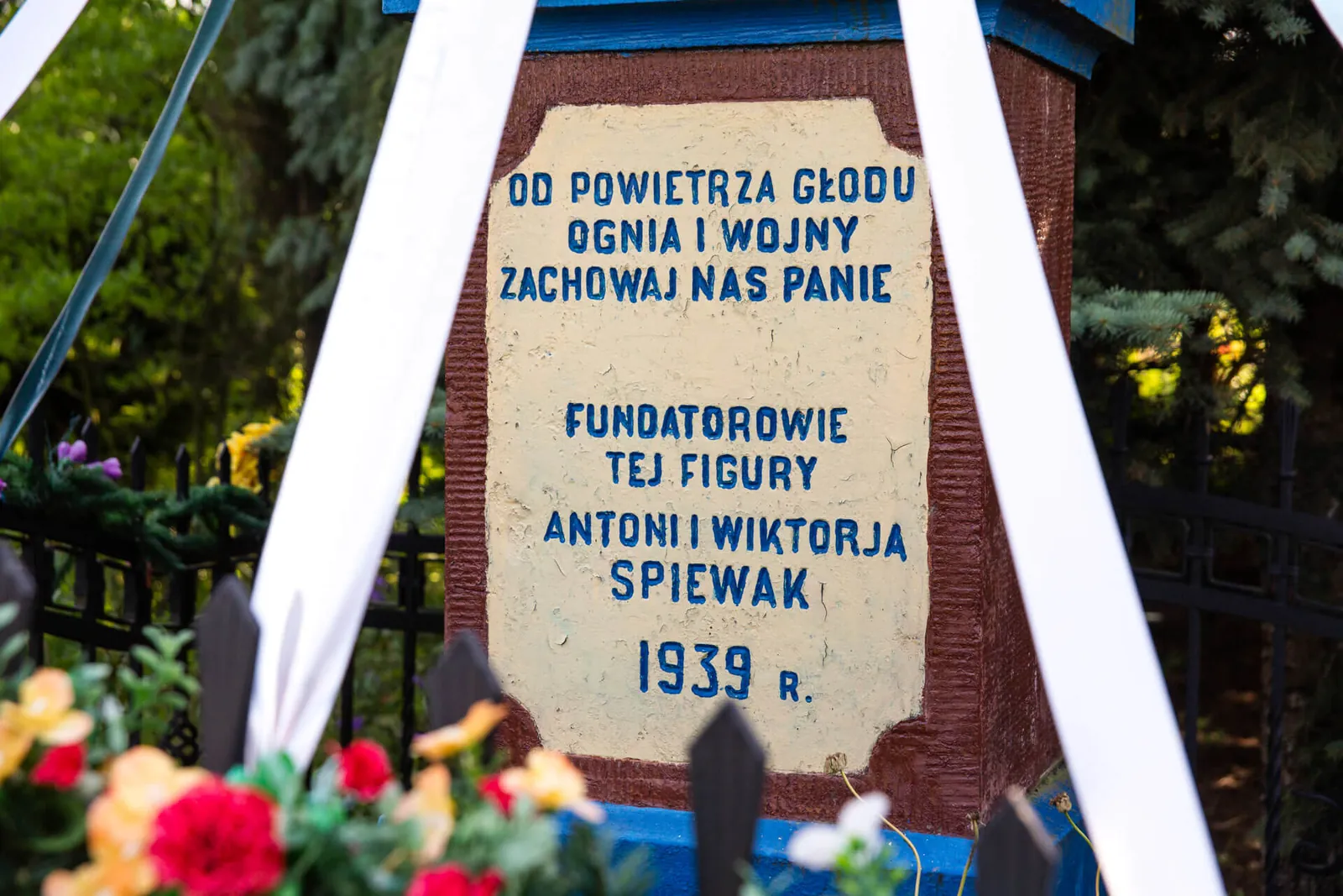 Napis na figurze z 1939 roku: Od powietrza, głodu, ognia i wojny zachowaj nas Panie, Kliny