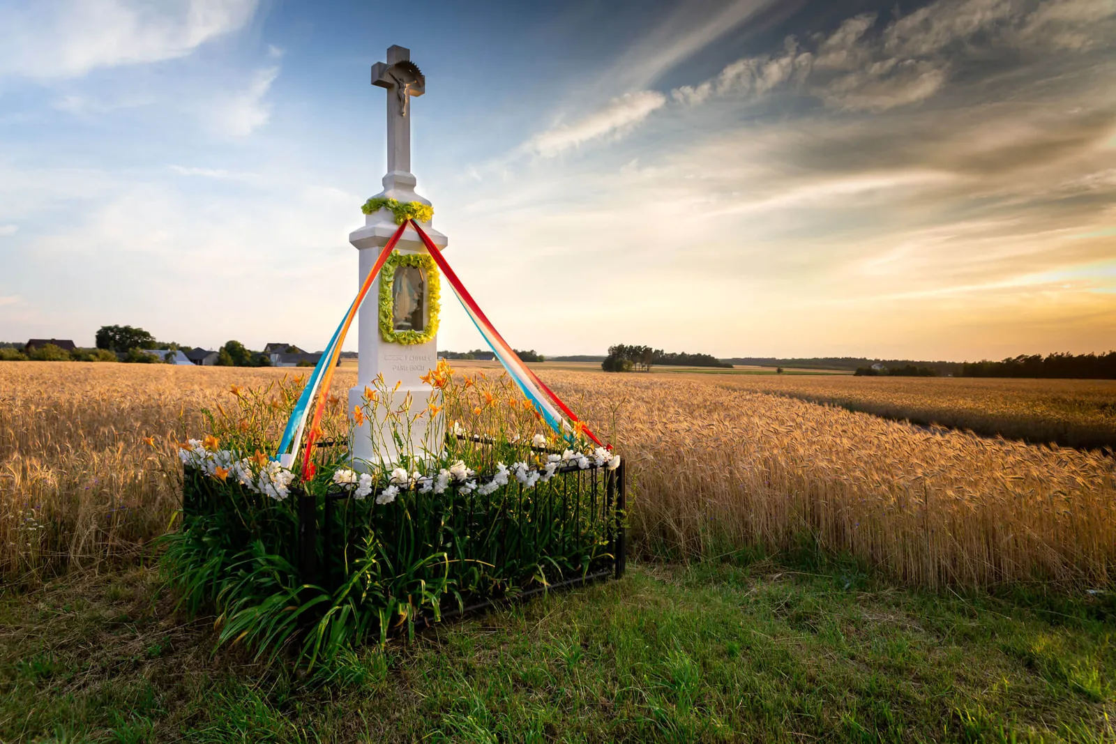 Kapliczka przystrojona wstążkami wśród pól, Brzustówek