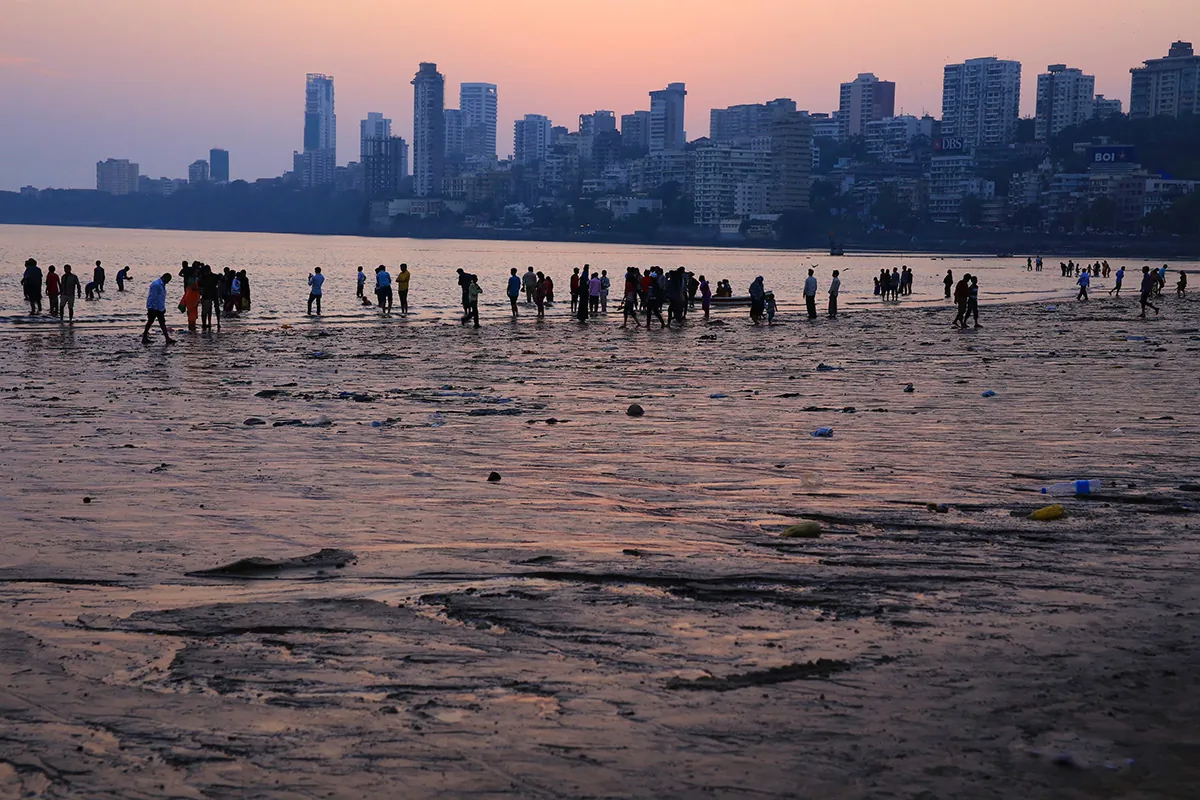 Plaża Chowpatty i panorama Mumbaju o zmierzchu