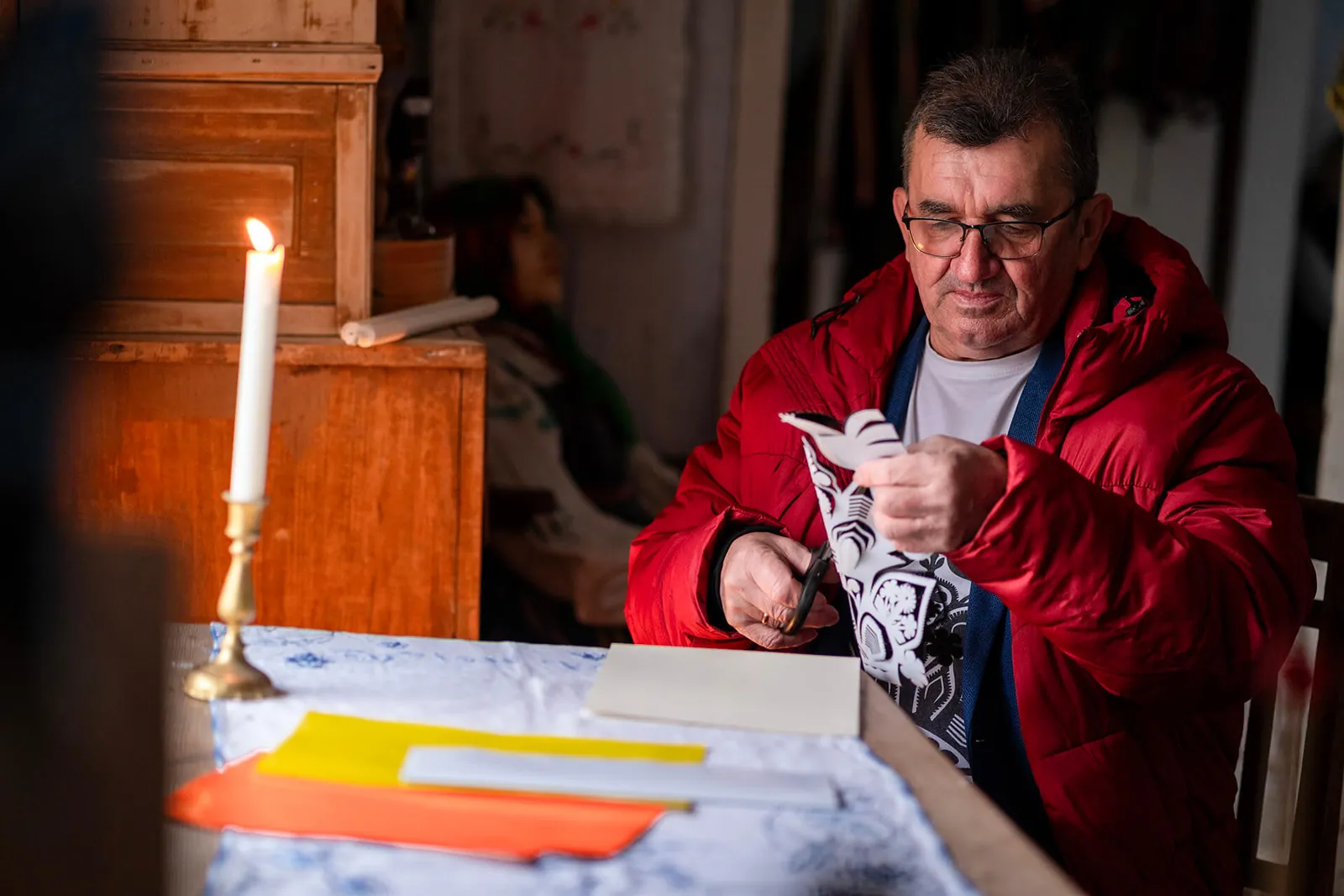 Twórca ludowy przy świecy, wieczorna sesja w izbie