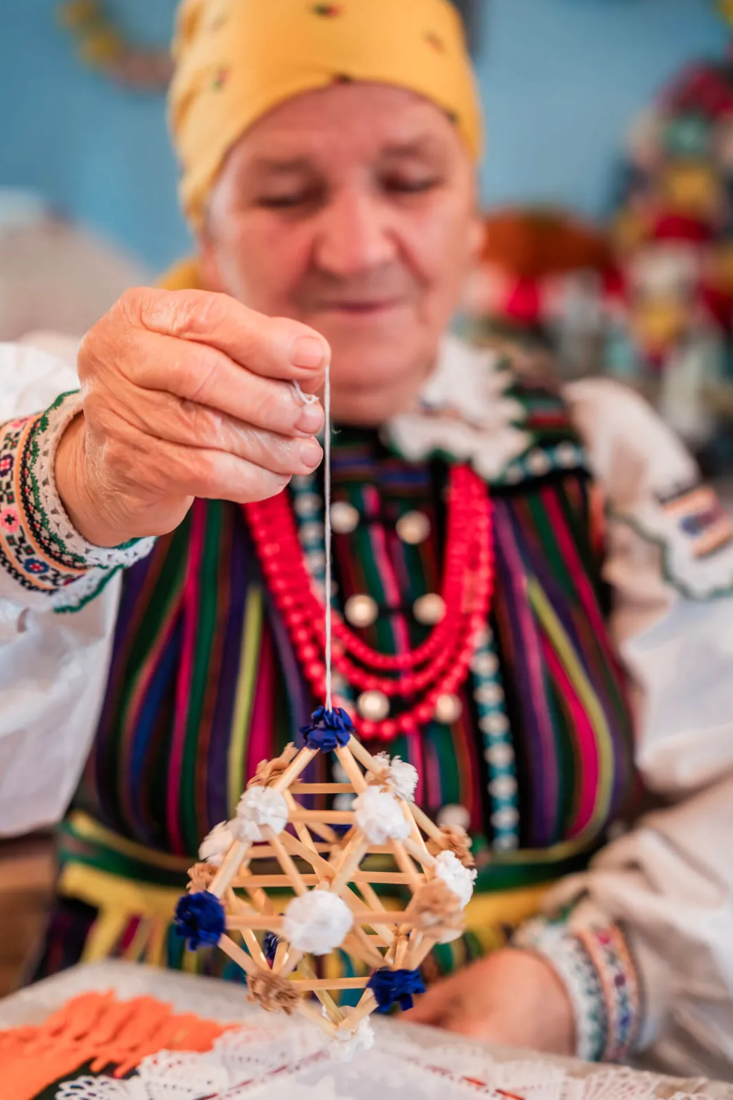 Twórczyni z gotową ozdobą w dłoniach