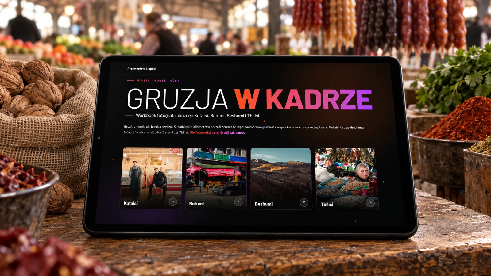 Okładka workbooka Gruzja w kadrze na tablecie, w tle targ w Kutaisi