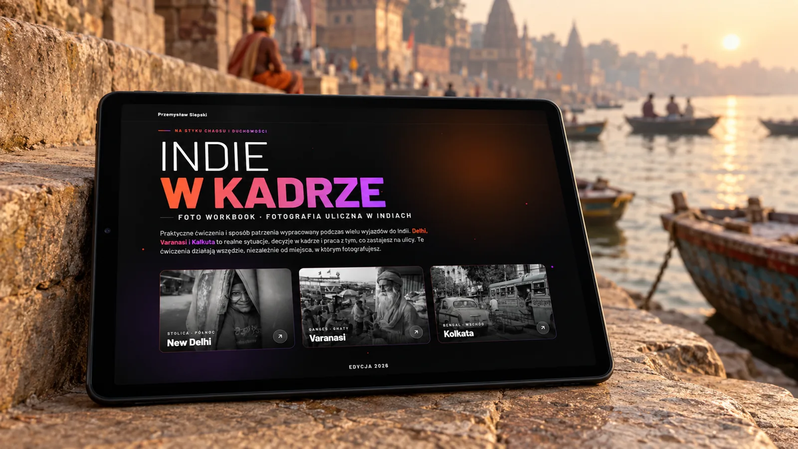 Okładka workbooka Indie w kadrze na tablecie, w tle ghaty Varanasi