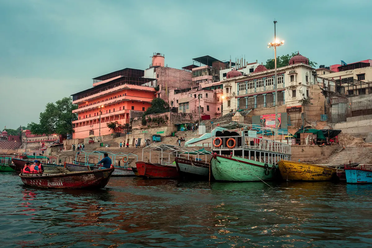 Varanasi, rytual nad woda o swicie