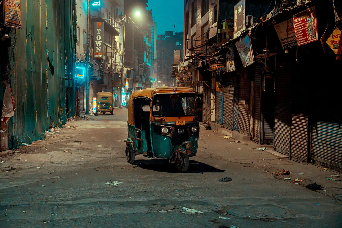 Delhi, ruch uliczny i tempo miasta o zmierzchu
